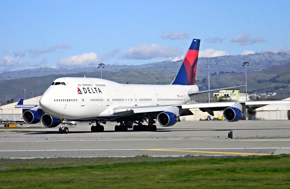 Boeing 747-400 (N670US) - 49ers going off the the Super Bowl