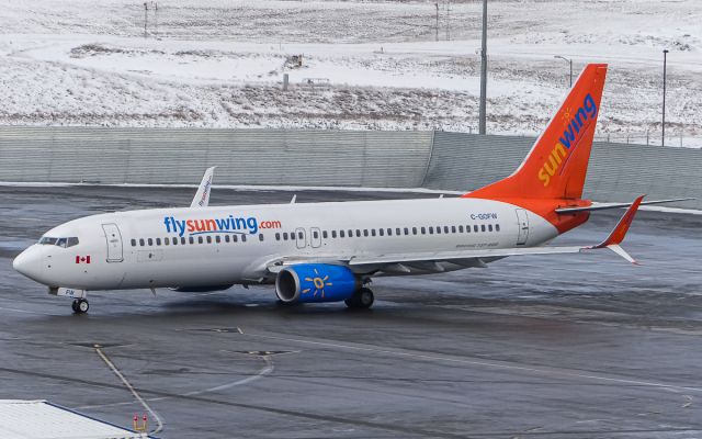 Boeing 737-800 (C-GOFW)