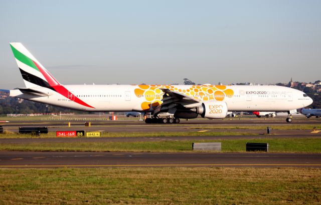 BOEING 777-300ER (A6-ECU) - Arriving Rwy 34L