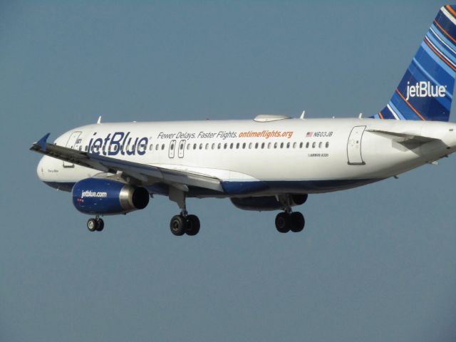 Airbus A320 (N603JB) - Landing RWY 30