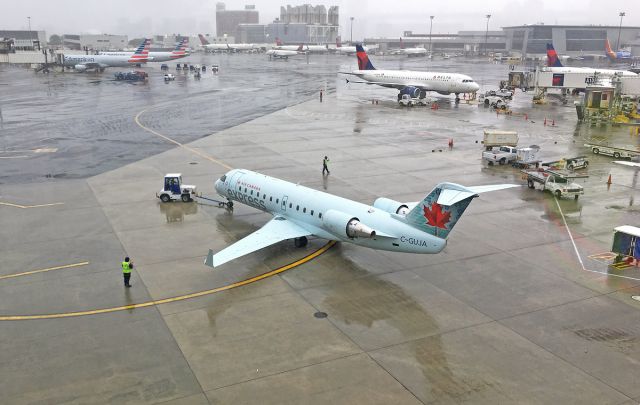 Canadair Regional Jet CRJ-200 (C-GUJA) - Express