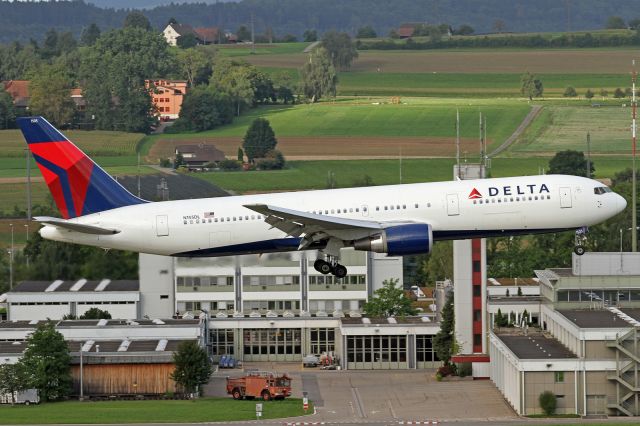 BOEING 767-300 (N155DL)