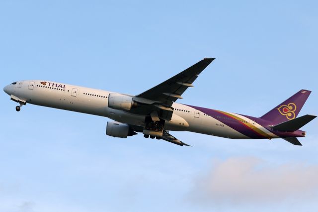 Boeing 777-200 (HS-TKE)