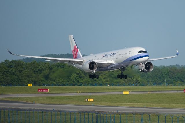 Airbus A350-900 (B-18912) - RWY06 in Use