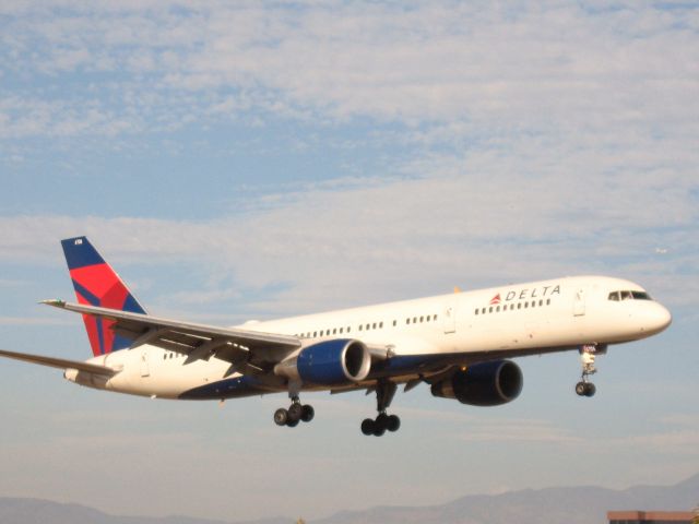 Boeing 757-200 (N6706Q) - Landing on RWY 19R