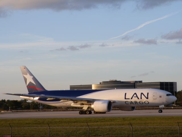 BOEING 777-200LR (N776LA)