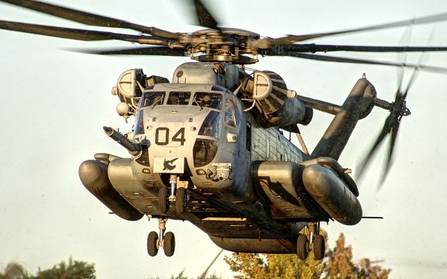 — — - CH-53 arrives to the LZ during a Non-Combative Evacuation drill, in Yuma Arizona.