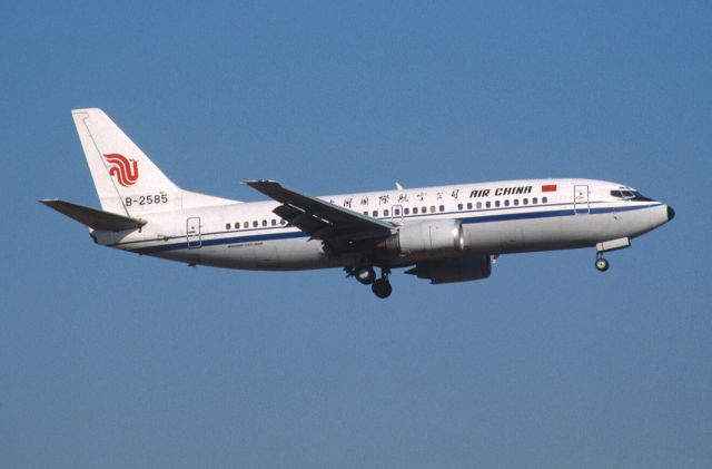 BOEING 737-300 (B-2585) - Final Approach to Narita Intl Airport Rwy34L on 2000/02/05