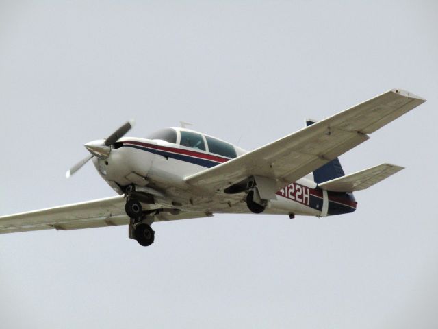 Mooney M-20 (N4122H) - Landing RWY 24