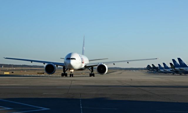 Boeing 777-200 —