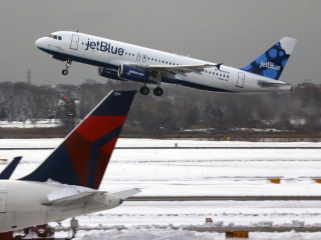 Airbus A320 (N649JB) - A winter morning at JFK.