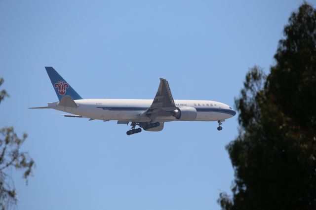 BOEING 777-200LR (B-2071)