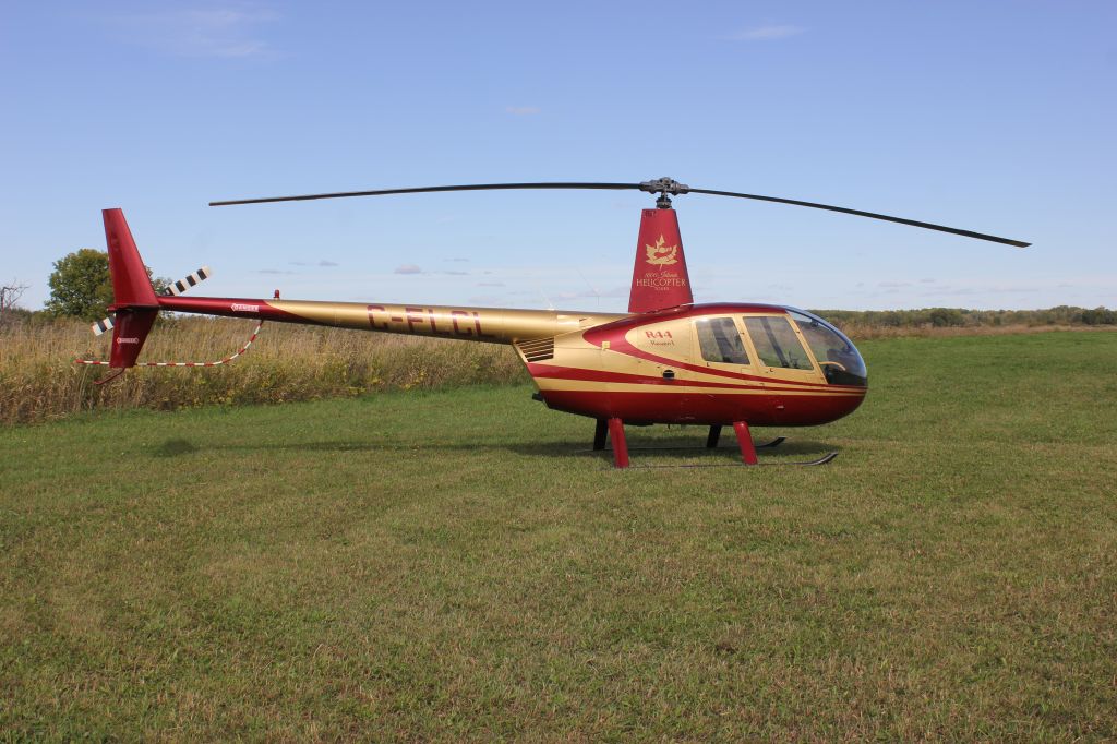 Robinson R-44 (C-FLCL) - C-FLCL Robinson R44 RVA  Aéroport de Salaberry de Valleyfield QC. CSD3 29-09-2019