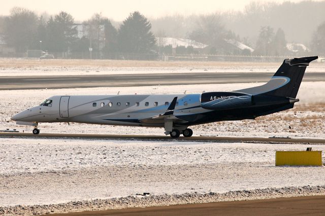 Embraer ERJ-135 (A6-NLA)