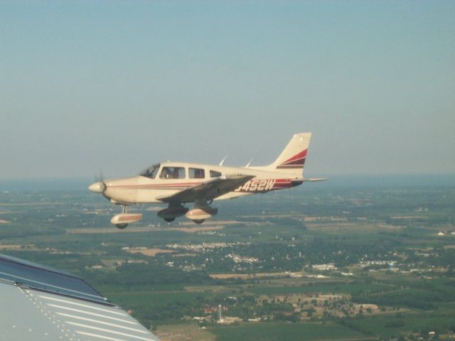 Piper Cherokee (N8452W)