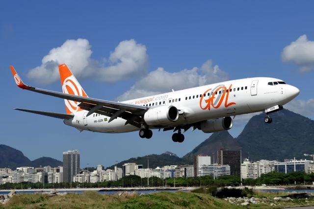 Boeing 737-700 (PR-GGN) - Approaching touchdown rwy02 atSantos Dumont Apt (RJ)