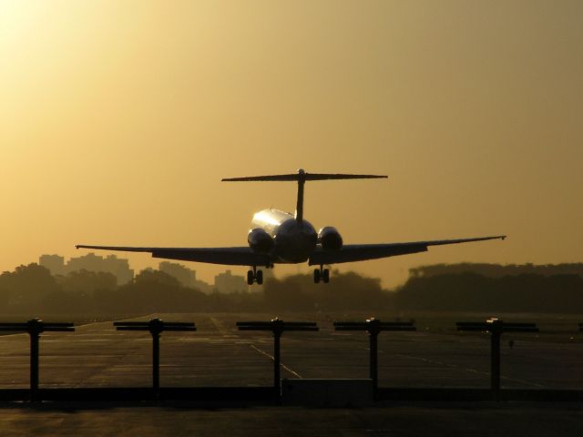 McDonnell Douglas MD-83 (LV-WGN) - Landing at dusk