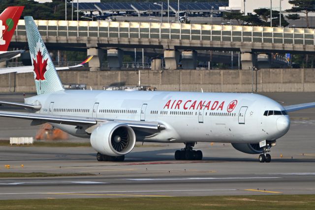 BOEING 777-300 (C-FIUW)