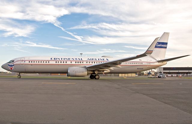 Boeing 737-900 (N75435) - CO/UA Retro 