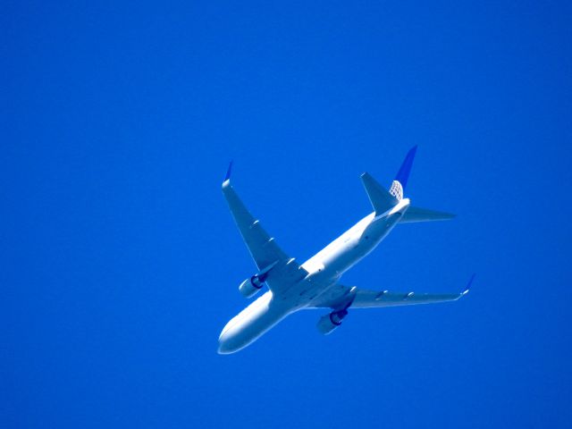 BOEING 767-300 (N676UA) - UAL208 IAH-EWR