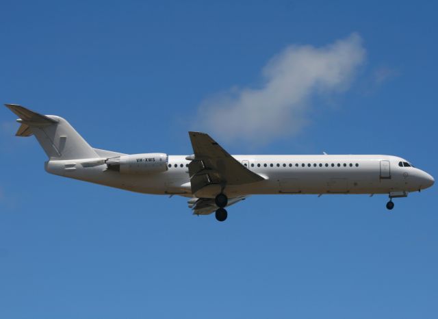 Fokker 100 (VH-XWS)