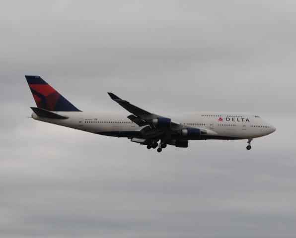 Boeing 747-400 (N670US) - My very first capture of an 747-400.