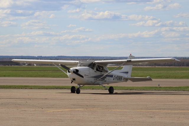 Cessna Skyhawk (C-FUWN) - CANlink Aviation stationner à CYQM