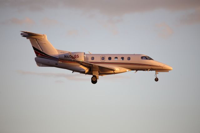 Embraer Phenom 300 (N404QS)