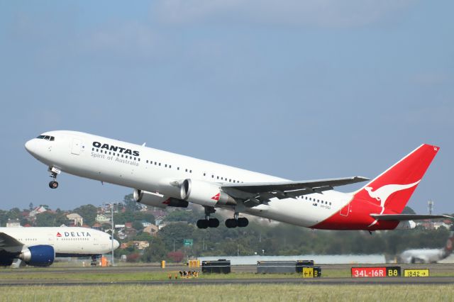 BOEING 767-300 (VH-OGL)