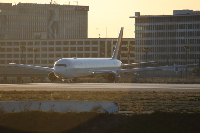 BOEING 767-400 (N833MH)