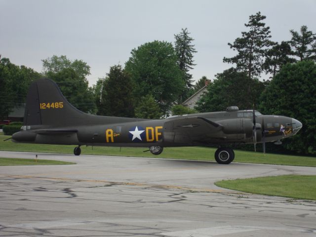 Boeing B-17 Flying Fortress — - Memphis Belle