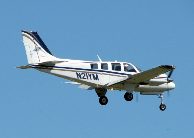 Beechcraft Baron (58) (N21YM)