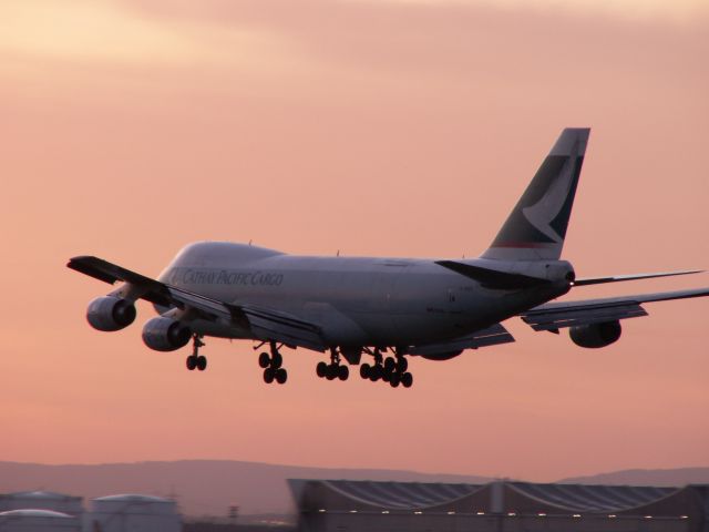 Boeing 747-200 (B-HVX) - B747-200F B-HVX der Cathay Pacific Cargo landet im Abendrot des 09.03.2007 in FRA.