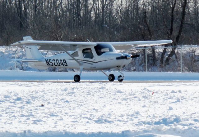 Cessna Skycatcher (N52049) - Landing rollout RW26.