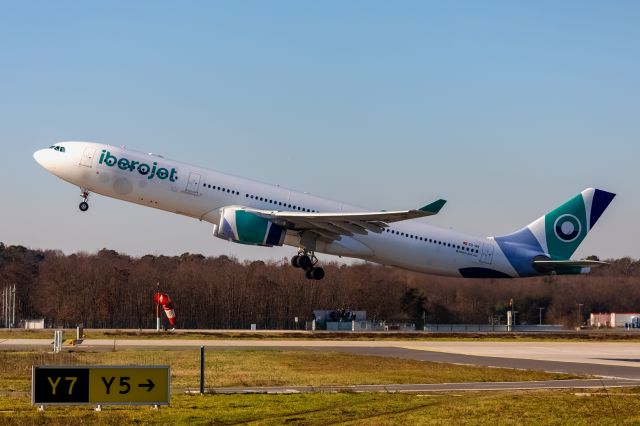 Airbus A330-300 (EC-MII) - Famous backround, spottingpoint RW 18 our " APESROCK " !!