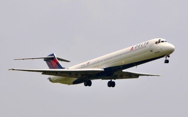 McDonnell Douglas MD-88 (N948DL) - Landing 19R on 07102011