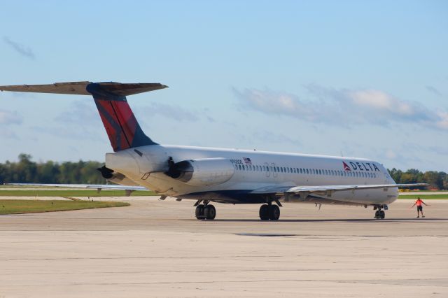 McDonnell Douglas MD-88 (N908DE) - Ground Marshaling with the light sticks at its best...........