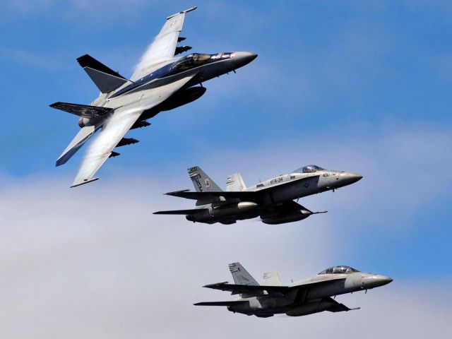 McDonnell Douglas FA-18 Hornet —
