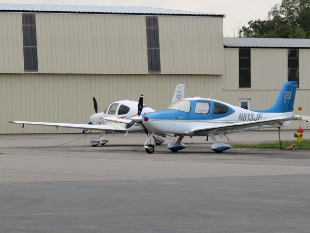 Cirrus SR-22 (N813JE) - A very nice Cirrus.