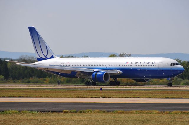 BOEING 767-300 (N652UA) - Seen at KIAD on 9/25/2010.