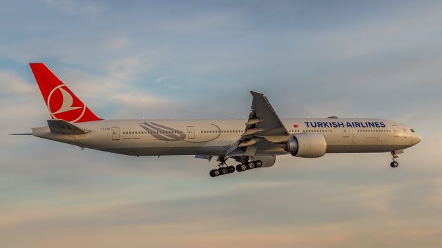 BOEING 777-300 (TC-JJI)