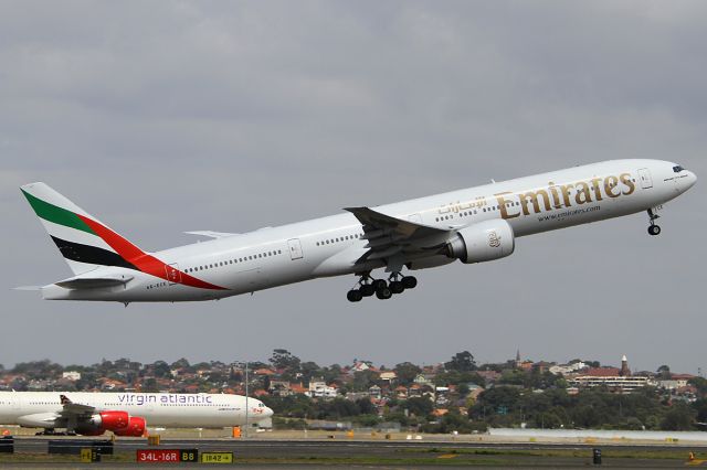 BOEING 777-300ER (A6-ECE) - ON 24 NOV 2012