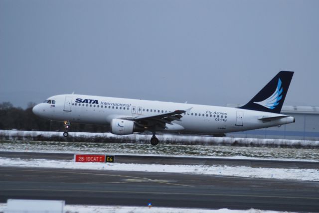 Airbus A320 (CS-TKJ) - Landing