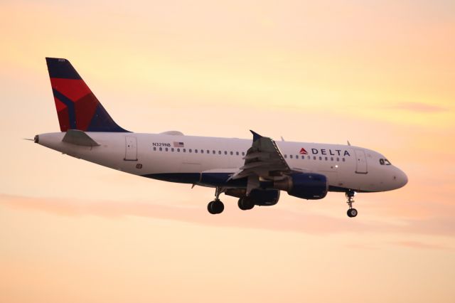 Airbus A319 (N329NB)