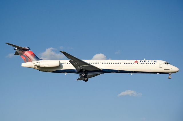 McDonnell Douglas MD-88 (N997DL) - Seen at KDCA on 7/16/2011.