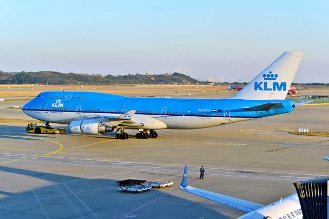 Boeing 747-400 (PH-BFS) - This plane is named "Seoul"