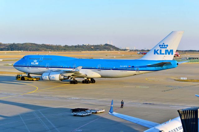 Boeing 747-400 (PH-BFS) - This plane is named "Seoul"