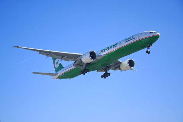 BOEING 777-300 (B-16702)