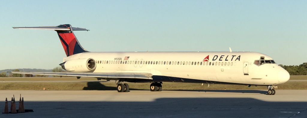 McDonnell Douglas MD-88 (N935DL) - Early morning push!