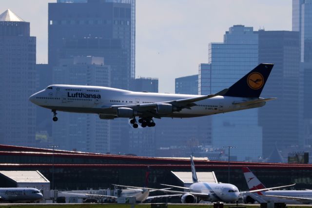 Boeing 747-400 (D-ABTL)